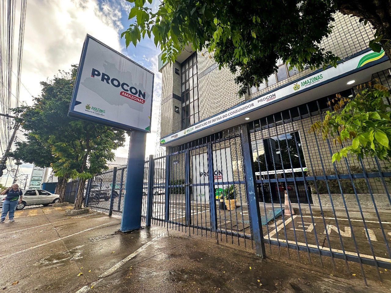 Procon-AM alerta sobre taxa rosa e orienta consumidoras sobre práticas abusivas e direitos no mercado no Dia Internacional da Mulher.