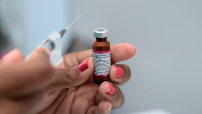 O sarampo avança de forma agressiva nas Américas em 2026.