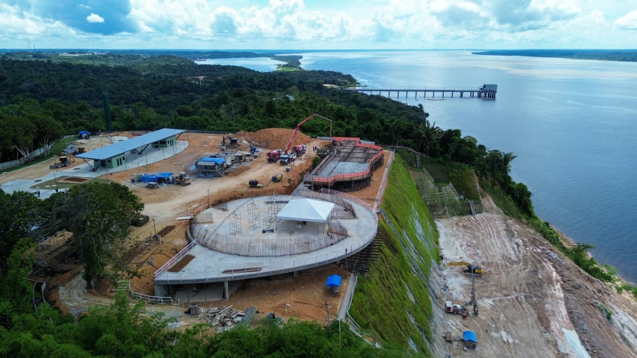 Com 81% de execução, o Parque Encontro das Águas em Manaus terá restaurante, áreas de lazer e a icônica Oca Niemeyer diante dos rios Negro e Solimões.