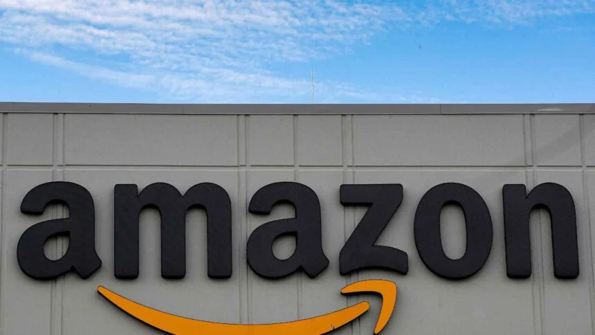A Amazon inicia operação de entrega rápida para supermercado no Brasil.