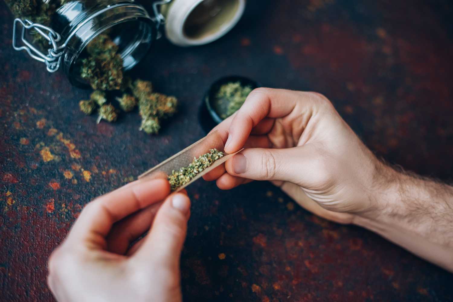 Pesquisa revela que o uso de cannabis na adolescência dobra o risco de transtornos psicóticos e bipolares na vida adulta.
