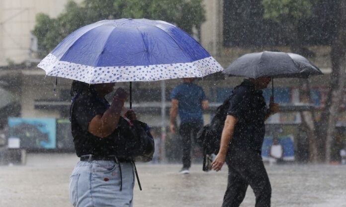 O Inmet emitiu um alerta laranja para chuvas intensas no Amazonas e em mais 16 estados.