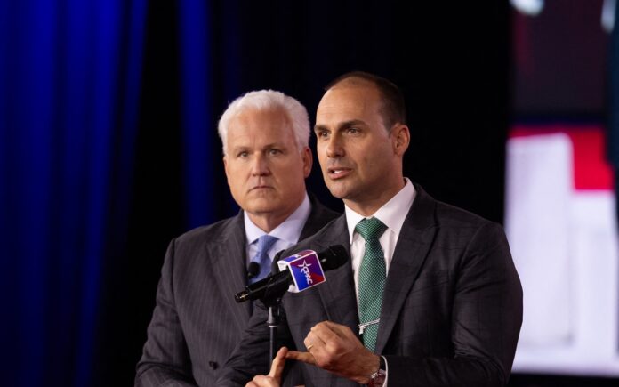 Moraes pede explicações sobre vídeo citado por Eduardo Bolsonaro. Ex-presidente está proibido de usar redes sociais na prisão domiciliar.