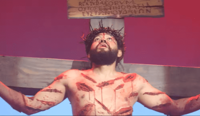 Assista ao espetáculo Viva a Páscoa em Manaus. Com 500 voluntários e entrada gratuita, a peça 'No Museu da Vida' emociona o público na zona Leste.