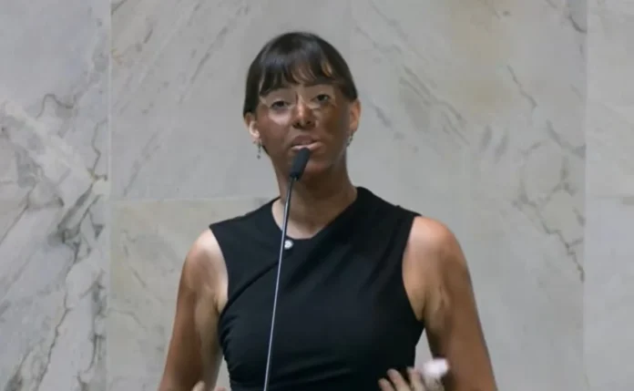 A deputada Fabiana Bolsonaro causou polêmica na ALESP ao usar 