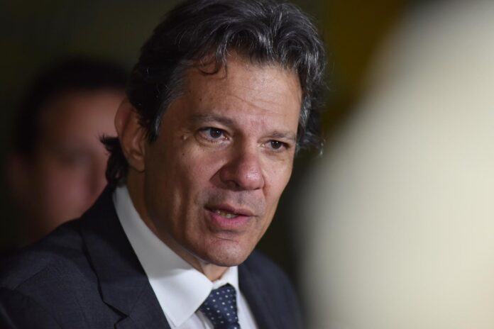 Fernando Haddad fará proposta aos estados para alterar o ICMS sobre combustíveis.