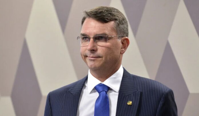 O senador Flávio Bolsonaro afirma que a CPI da Toga é ilegal e critica o uso eleitoral de comissões parlamentares para investigar ministros do STF em 2026.