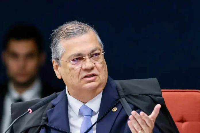 Flávio Dino anula quebra de sigilo de Lulinha e outros alvos da CPMI do INSS. Decisão aponta vício jurídico em votação conjunta de requerimentos.