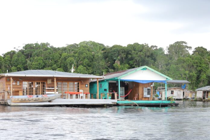 A Justiça suspendeu a retirada de flutuantes no Tarumã-Açu. A decisão protege famílias e questiona a origem da poluição na bacia hidrográfica de Manaus.