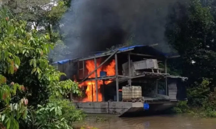 A Polícia Federal realizou a Operação Solo Limpo para combater o garimpo ilegal no Amazonas, inutilizando 15 dragas e protegendo terras indígenas no Rio Jandiatuba.