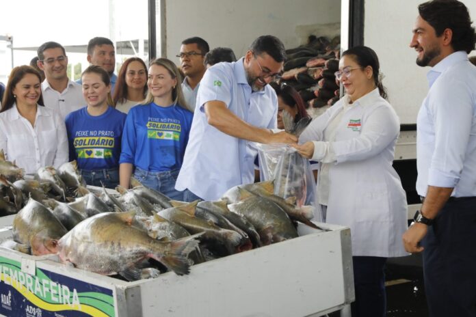 O Governador Wilson Lima iniciou a entrega de 470 toneladas de peixe para famílias vulneráveis no Amazonas, reforçando a segurança alimentar na Semana Santa.