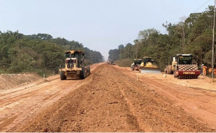 O TRF1 restabeleceu a licença ambiental para as obras na BR-319. A decisão viabiliza a pavimentação do trecho entre Manaus e Porto Velho.