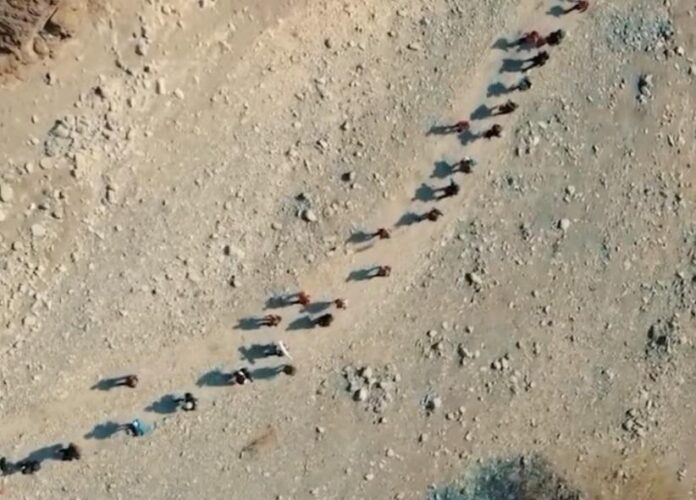 Membros do grupo Legendários do Amazonas aguardam em Dubai a reabertura do aeroporto após ataques no Golfo.