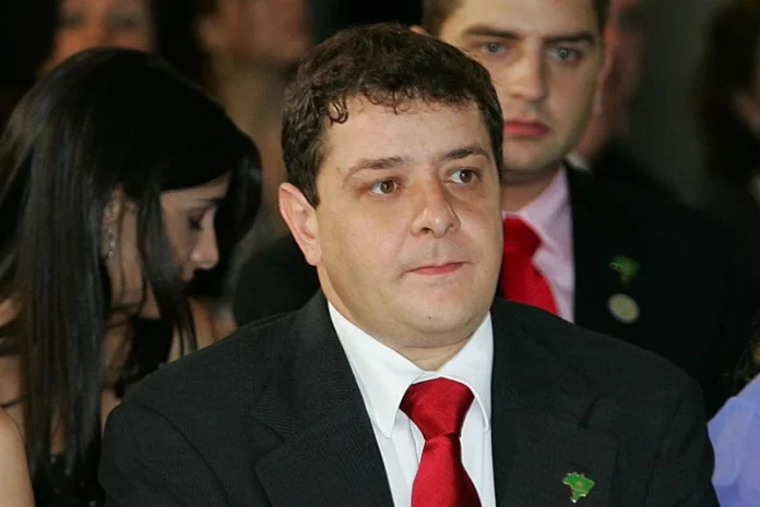 O relator da CPMI do INSS solicitou a prisão preventiva de Lulinha. Entenda os detalhes do relatório que aponta desvios em aposentadorias e risco de evasão.