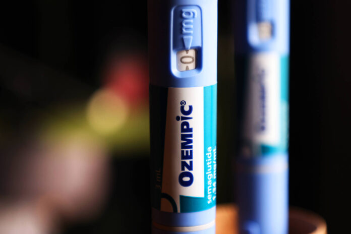 A patente da semaglutida expira em março, mas o preço não deve cair de imediato. Saiba por que a produção nacional e a regulação da Anvisa podem atrasar os planos.