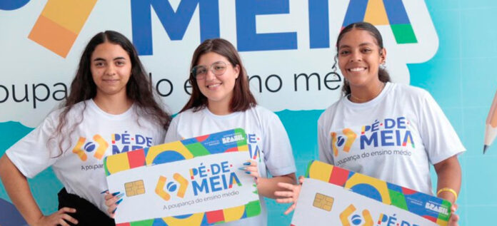 Estudo revela que o programa Pé-de-Meia reduziu a evasão escolar no Amazonas em 6,4 pontos. Confira o impacto da bolsa na educação pública do Brasil.