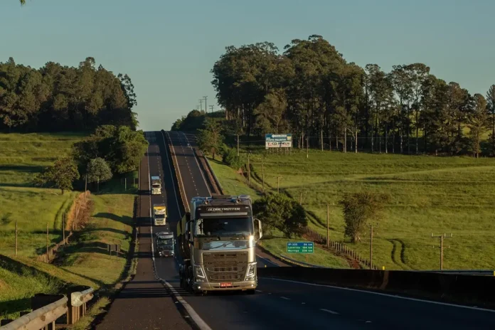O governo publicou MP que endurece as regras do piso do frete rodoviário. Confira os novos valores das multas, regras de fiscalização e punições para empresas.