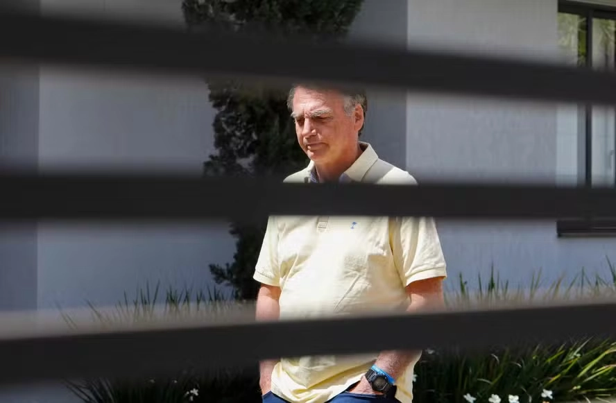 A PGR manifestou-se a favor da prisão domiciliar para o ex-presidente Jair Bolsonaro devido a quadro de pneumonia.