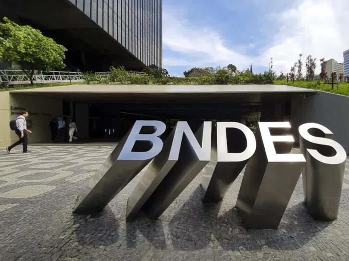 BNDES anuncia R$ 10 bilhões para a Indústria 4.0 e bens verdes com juros de 6,5%. Confira os detalhes do crédito e as mudanças no ministério para 2026.