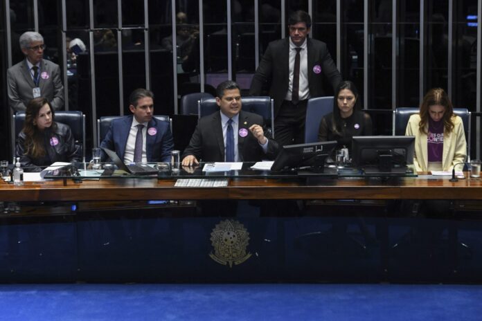 O Senado aprovou a criação de novos cargos no Executivo e reajustes salariais para diversas carreiras.