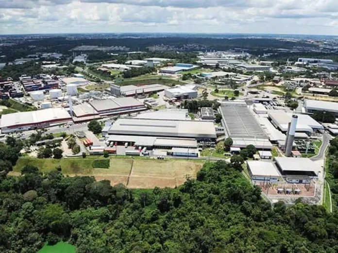 Zona Franca de Manaus enfrenta falta de terras para novas indústrias e busca soluções como revisão do plano diretor e corredores industriais.