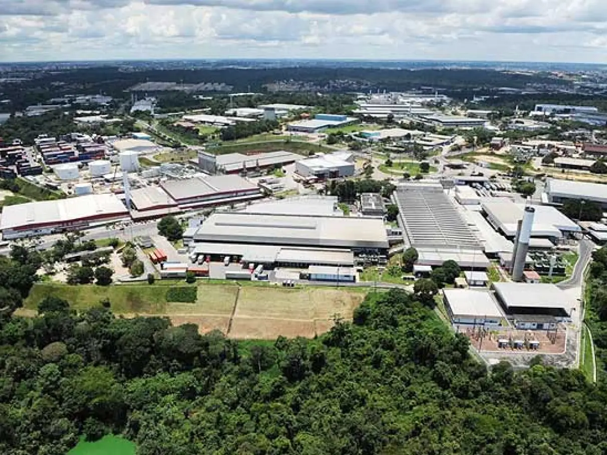 Zona Franca de Manaus enfrenta falta de terras para novas indústrias e busca soluções como revisão do plano diretor e corredores industriais.
