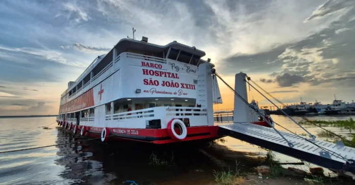 O Barco Hospital São João XXIII oferece cirurgias e exames em Anamã durante a Semana Nacional da Saúde no Amazonas, em parceria com o CNJ e o Governo.