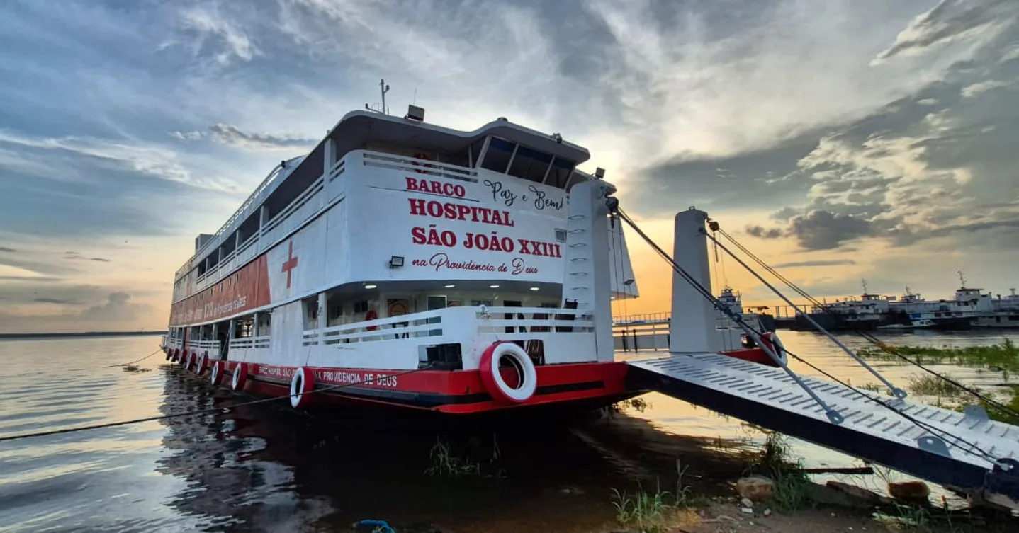 O Barco Hospital São João XXIII oferece cirurgias e exames em Anamã durante a Semana Nacional da Saúde no Amazonas, em parceria com o CNJ e o Governo.