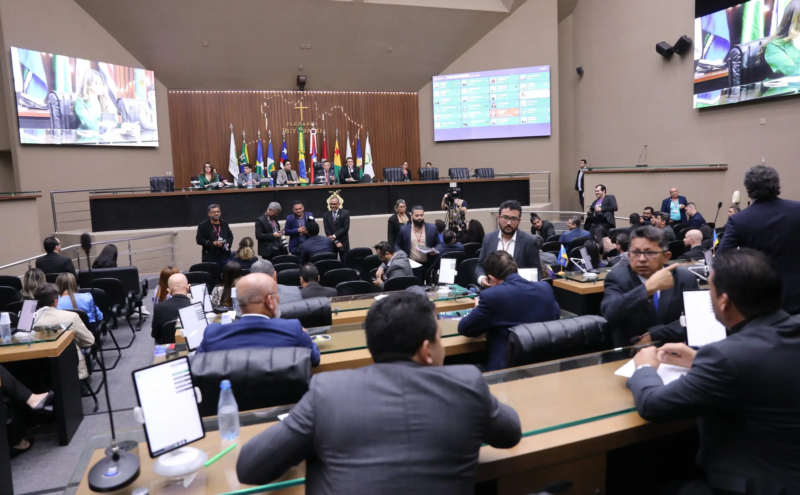 : A Aleam aprovou o PL 190/2026 que regulamenta a eleição indireta para governador do Amazonas. Confira prazos, regras de candidatura e como será a votação.