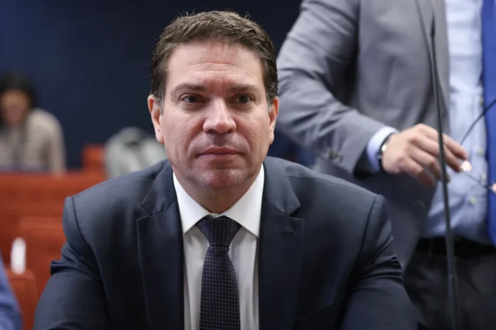 O ex-deputado Alexandre Ramagem foi liberado pelo ICE nos Estados Unidos após três dias de detenção. Ele aguarda resposta ao pedido de asilo em solo americano.