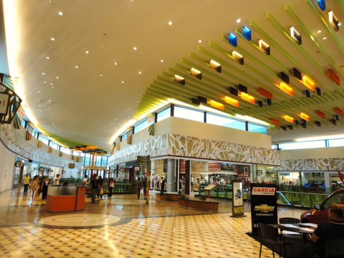 Saiba o horário de funcionamento dos shoppings e do centro durante o Dia do Trabalhador em Manaus. Planeje suas compras e lazer para este feriado de sexta-feira.