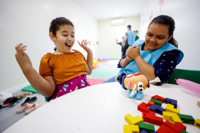 Conheça as novas políticas públicas para pessoas com autismo no Amazonas, incluindo centros de saúde especializados, emissão de Ciptea e inclusão escolar.