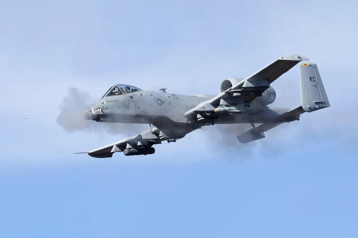 Irã derruba aviões dos EUA, busca tripulante e agrava guerra no Oriente Médio, com impactos no petróleo e tensão no Estreito de Ormuz.