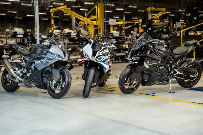 A BMW investe R$ 200 milhões em sua fábrica de motos em Manaus, única planta exclusiva do segmento fora da Alemanha, ampliando a produção para 18 mil unidades.