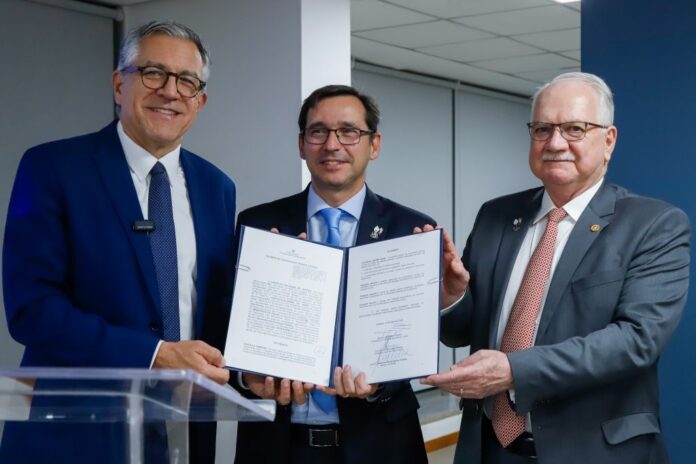 O acordo foca na redução da judicialização de saúde e na oferta de medicamentos incorporados ao SUS por meio de soluções consensuais entre CNJ, MS e AGU.