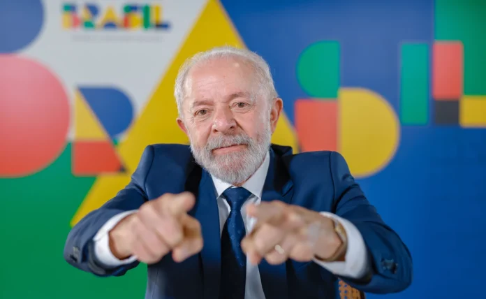 O governo Lula amplia programas sociais e a isenção do IR em 2026. Entenda os impactos da expansão do crédito e dos benefícios no bolso e na inflação.