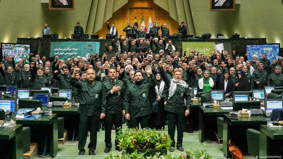 O cessar-fogo no Irã interrompe os ataques de EUA e Israel, mas a população teme que o regime aumente a repressão interna e o autoritarismo após o conflito.