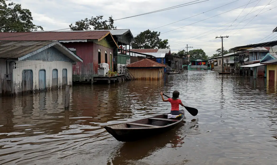 A cheia no Amazonas coloca 15 cidades em emergência e afeta 133 mil pessoas.