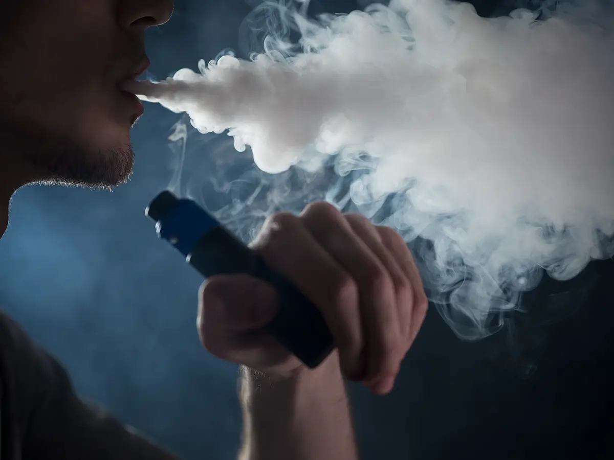 Entenda a relação entre cigarros eletrônicos e câncer com base em novos estudos.