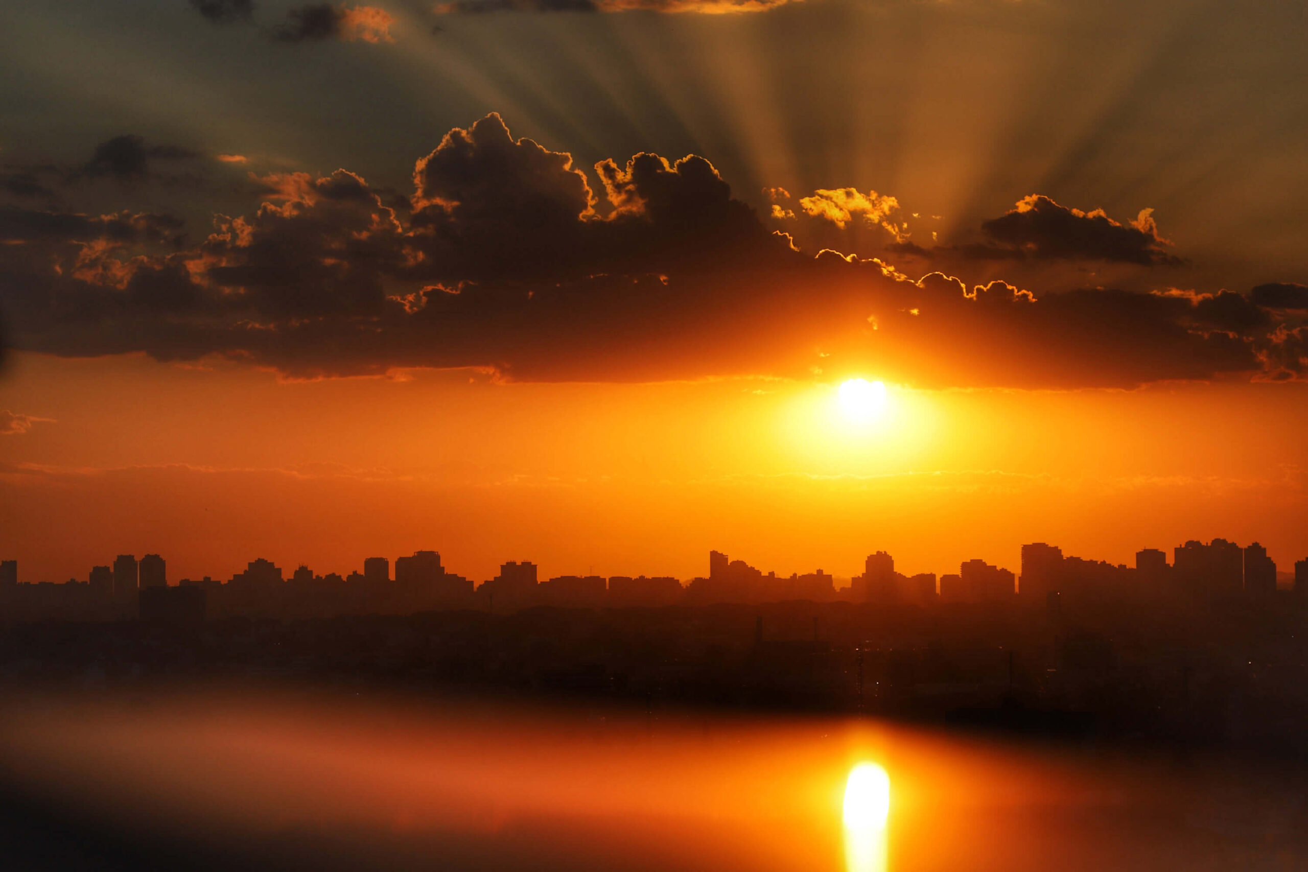Crise climática atinge nível sem precedentes, alerta OMM. Relatório aponta recordes de calor, eventos extremos e impactos globais.