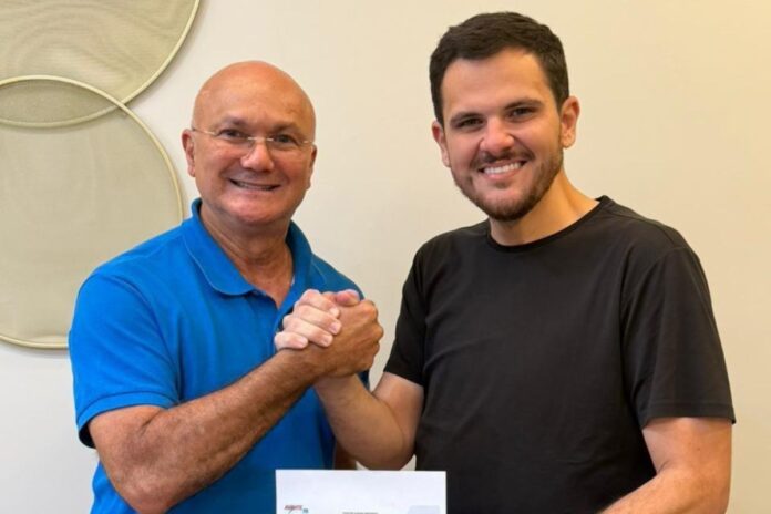 O Coronel Menezes oficializou filiação ao Avante para disputar vaga na Câmara Federal, mudando o cenário de alianças políticas no Amazonas.