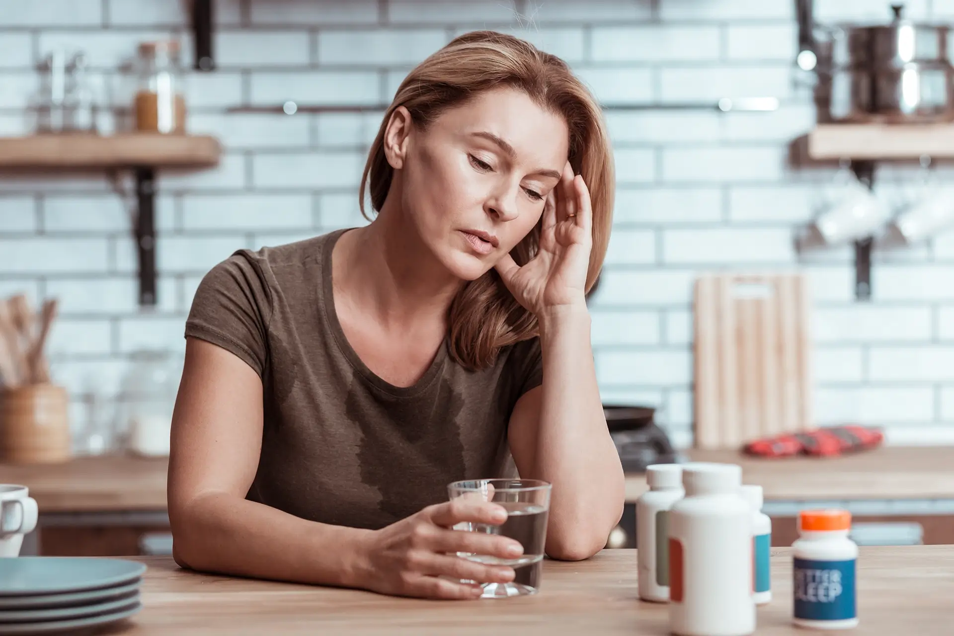 Saiba quais são os sintomas de cortisol alto e como esse hormônio do estresse afeta o metabolismo, a pele e o bem-estar mental segundo especialistas.