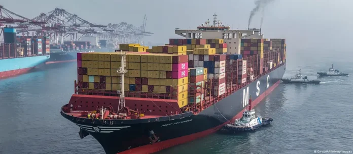 A crise energética e o bloqueio de rotas no Irã desestabilizam o PIB mundial, afetando desde a produção de semicondutores até os preços dos alimentos.