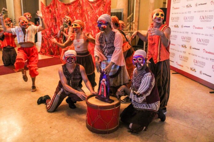 Confira como o Corpo de Dança do Amazonas celebrou o Dia Internacional da Dança com um espetáculo imersivo e gratuito no hall do Teatro Amazonas, em Manaus.