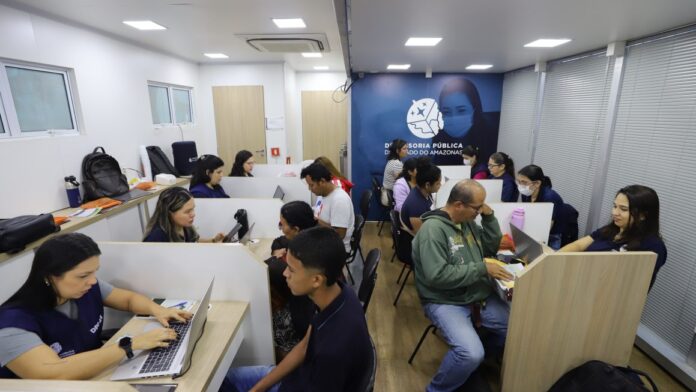 A Defensoria Itinerante realiza atendimento jurídico gratuito em Manaus nos bairros Santa Etelvina e São Jorge. Veja documentos e serviços disponíveis.