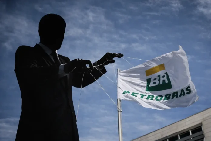 A saída de Claudio Schlosser da Petrobras levanta dúvidas sobre a autonomia da estatal e o controle dos preços dos combustíveis sob a influência do governo.