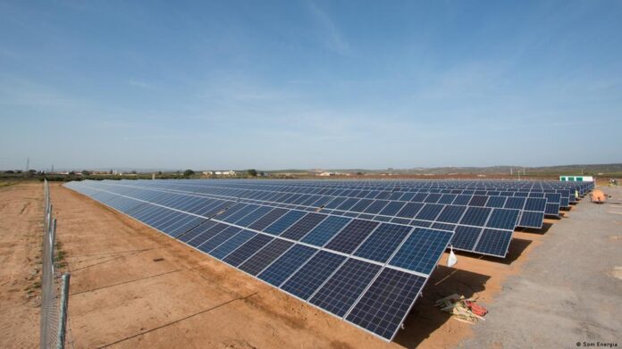 A transição energética enfrenta barreiras econômicas e políticas em meio à crise no Irã.