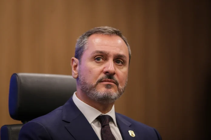 Entenda por que a PF aplicou o princípio da reciprocidade e retirou as credenciais de um agente dos EUA após a saída de um delegado brasileiro de Washington.