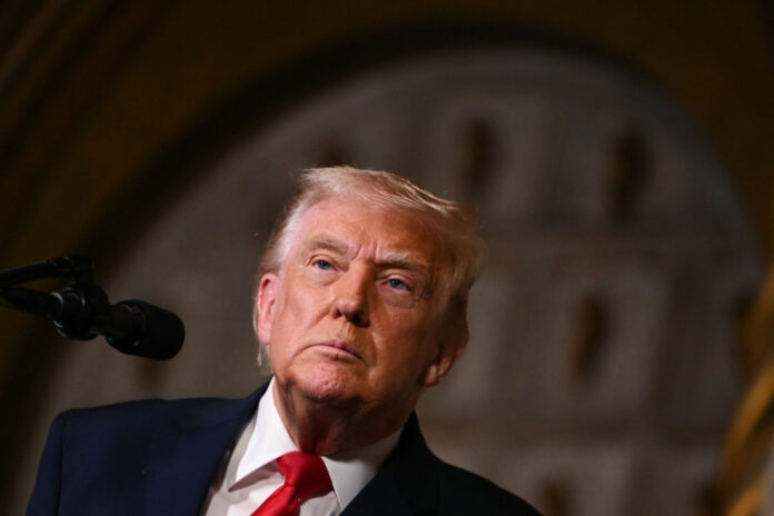 Trump descarta acusação de crime de guerra ao ameaçar o Irã e confirma prazo até terça para reabertura do Estreito de Ormuz.