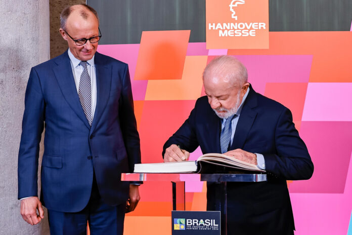 Lula defende descarbonização e parceria com Europa durante feira industrial na Alemanha e aborda IA, empregos e cenário global